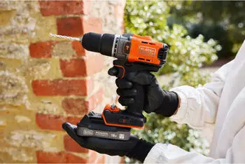Black & Decker 18V POWERCONNECT Akku-Schlagbohrschrauber + 2 x 2,0Ah Akkus mit Ladestandsanzeige, 1A Ladegerät und Kitbox