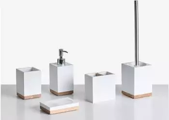 Beliani Tapiche Badaccessoires-Set 5-teilig, Kunstharz weiß mit Holzdetails (636555)