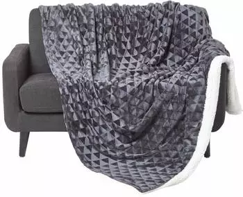 Homescapes Samt-Kuscheldecke geometrisches Dreiecksmuster, dunkelgrau, 200x230cm
