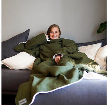 blanketino Kuscheldecke mit Ärmeln 145x210cm waldgrün/sandweiß