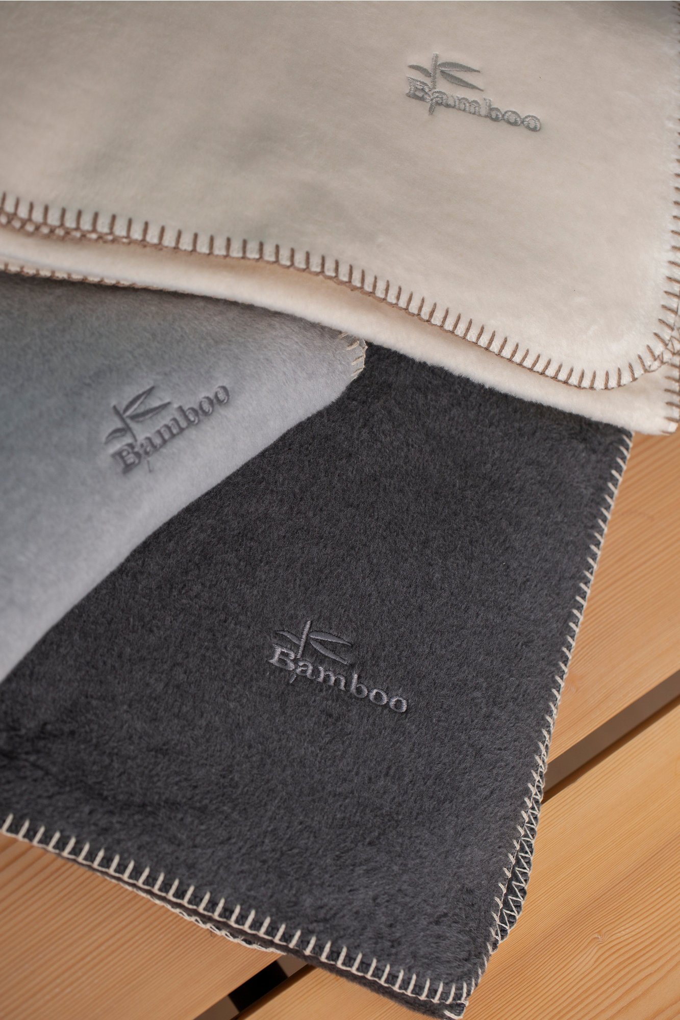 David Fussenegger Wohndecke Bamboo mit Stick Uni 150 x 200 cm Anthrazit