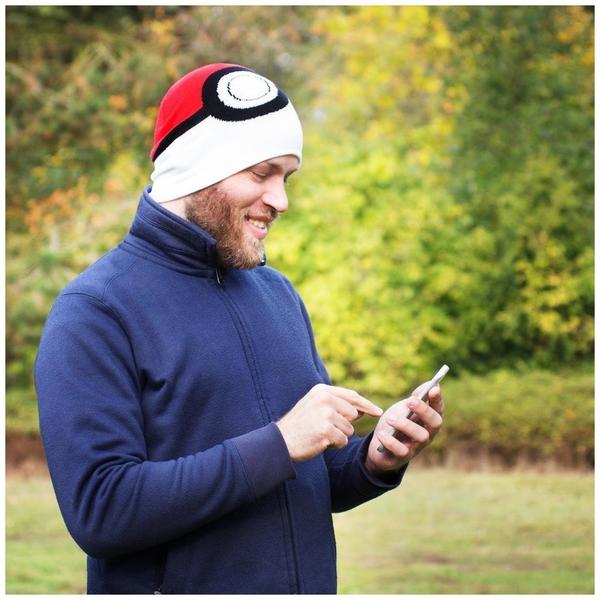 Bioworld Pokemon Beanie - Pokeball