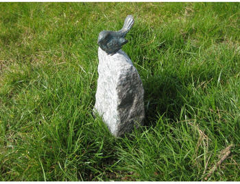 Rottenecker Gartenfigur Vogel auf Granit