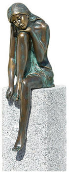 Rottenecker Bronzefigur Frau Emanuelle auf Granitstele Braun
