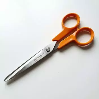 Fiskars Classic Universalschere 16cm, Edelstahl, für Rechts- und Linkshänder (1075054)