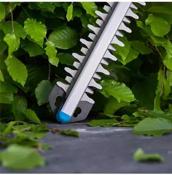Gardena EasyCut Heckenschere 55/18V P4A Set (14735-20) – Kraftvolle Akkutechnologie für grenzenlose Flexibilität