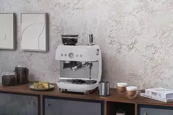 Smeg EGF03WHEU Siebträgermaschine weiß – Thermoblock-System verkürzt Aufheizzeit im Alltag