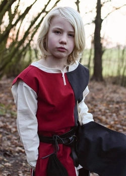 Battle-Merchant Waffenrock Lucas mi-parti schwarz rot