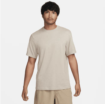 Nike Primary vielseitiges Dri-FIT Kurzarm-Oberteil f&uuml;r Herren (DV9831) braun