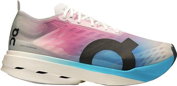 On Cloudboom Strike white/horizon