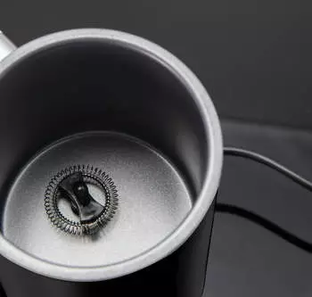 KOENIC KMF 15321 B Milchaufschäumer, Schwarz/Edelstahl – Elegantes Design und hochwertige Materialien