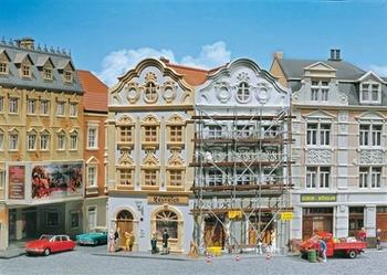 Faller Winkel-Stadthaus mit Malergerüst (130452)