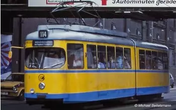 Arnold HN2603D N Stra&szlig;enbahn Typ DUEWAG GT6 mit Digital-Decoder
