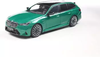 Solido BMW G99 MS Touring Moderner Performance-Kombi mit breiter Niere sportlicher Linienf&uuml;hrung Diecast Modellauto Isle of Man Gr&uuml;n 1:43