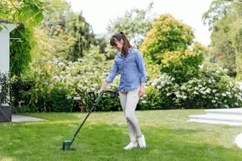 Bosch EasyGrassCut 18V-230 (mit 1 Akku 2,0 Ah) – Bosch EasyGrassCut 18V-230 mit 1 Akku 2,0 Ah für müheloses Rasenkantentrimmen