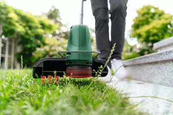 Bosch EasyGrassCut 18V-230 (mit 1 Akku 2,0 Ah) – Präzise Kantenschnitte dank innovativem Führungsrad