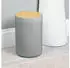 mDesign Papierkorb 5L Schwingdeckel Bambus/Kunststoff Grau (06133MDBAEU)