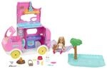 Barbie Chelsea 2-in-1-Camper - Spielzeugfahrzeug mit Pool, H&auml;ngematte und