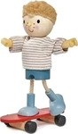 Tender Leaf Toys 7508145, Tender Leaf Toys Edward & Skateboard (7508145) Braun