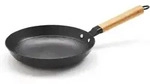 Pfanne aus Gusseisen mit Holzgriff