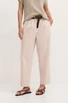 Chino mit Bundfalten mit schmal zulaufendem Bein und modernem Schnitt in beige