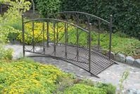 Gartenbr&uuml;cke mit Gel&auml;nder aus Metall