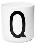 DESIGN LETTERS Buchstabenbecher &brvbar; wei&szlig; &brvbar; Porzellan &brvbar; Ma&szlig;e (cm): H: 8,5 &Oslash;: