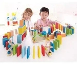 Hape Dominobahn Holzspielzeug 100 bunte Steine, Rampe, Kugel, Treppe, Glocke -