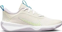 Nike DM9027_106, Nike Omni Multi-Court Kinder Freizeitschuhe, braun, Gr&ouml;&szlig;e 36 &frac12;