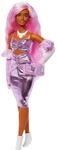 Barbie Deluxe Style-Puppe Nr. 1 mit Barbiecore-Outfit, rosafarbenen Haaren und