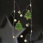 MARELIDA LED Drahtlichterkette mit gr&uuml;nen Tannenb&auml;umen und Gl&ouml;ckchen
