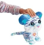 FurReal Hasbro E9587 North, das S&auml;belzahnk&auml;tzchen interaktives Spielzeugtier, 35+