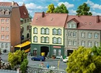 Faller 130628 Stadthaus mit Modellbaugesch&auml;ft, 13.6 x 12.5 x 17.4 cm, Divers, Braun,