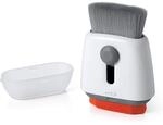 OXO Good Grips Bildschirmreiniger zum B&uuml;rsten und Wischen | Mit seinen zwei Seiten
