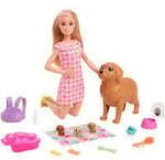 Puppe mit Hund und Welpen