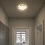 Flache LED-Deckenleuchte Oja 24cm mit Lichtkranz an der Decke f&uuml;r ein modernes