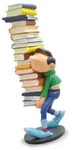 Gaston mit B&uuml;cherstapel