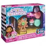 Gabby's Dollhouse Deluxe Raum, Craft-a-riffic-Room, Bastelzimmer mit Baby Box,