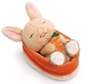 NICI Kuscheltier Hase mit Karotte schlafend im K&ouml;rbchen peach 12cm