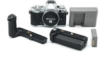 Olympus OM-D E-M5 Mark II silber Geh&auml;use + HLD-8 #X40358*