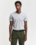 Gant T-Shirt SLIM SHIELD V-NECK T-SHIRT mit einer kleinen Logostickerei auf der...
