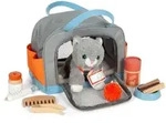 Katze mit Tasche und Pflege-Set