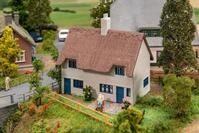 Faller H0 (1:87) 131322 - Wohnhaus mit Strohdach Modellbahn