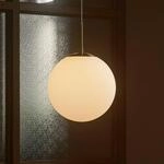 H&auml;ngeleuchte Grant in Messing mit Glaskugel &Oslash; 25cm