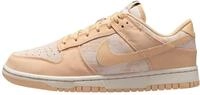NIKE Herren Dunk Low Sneaker, Lt Orewood BRN Sesame University Red, 38.5 EU
