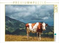 Puzzle &middot; Eine rotbraun-wei&szlig;e Kuh Steht friedlich auf Einer Almwiese mit 