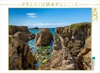 Puzzle &middot; Blick an der Felsk&uuml;ste auf EIN blau und gr&uuml;n schimmerndes Wasser |...