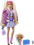 Barbie GYJ77 - Extra Puppe, mit College-Jacke mit pelzbesetzten &Auml;rmeln und kleinem