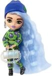 Barbie HGP65 - Extra Minis Puppe (ca 14 cm), tr&auml;gt 2-teilige Mode mit Emoji-Druck,