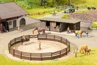NOCH Micro-Motion Reitplatz mit Pferde-Boxen, Bewegliches Pferde-Set inkl. Sound f&uuml;r